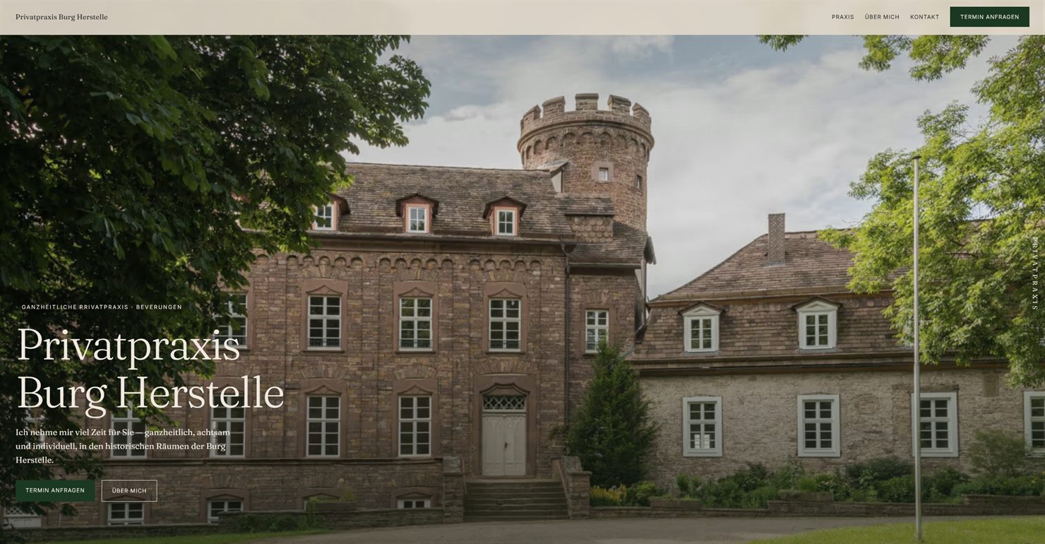 Screenshot praxis-burgherstelle.de Desktop: Hero mit der historischen Burg Herstelle als Hintergrund, Headline 'Privatpraxis Burg Herstelle' und Buttons 'Termin anfragen' und 'Über mich'