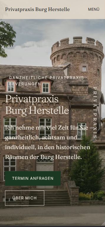 Screenshot praxis-burgherstelle.de Mobile: Header 'Privatpraxis Burg Herstelle' mit Menü, Burg-Hero, Headline und Termin-anfragen-Button