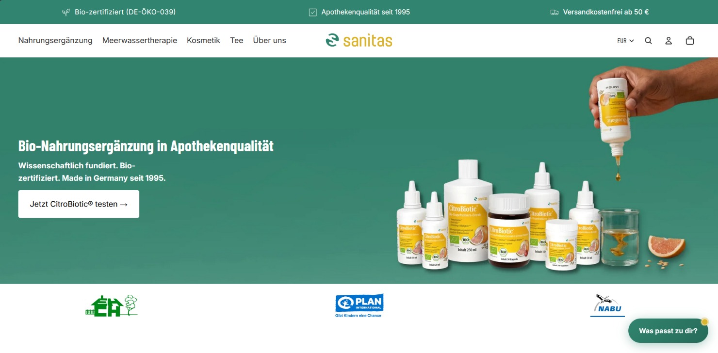 Screenshot sanitas.shop Desktop: Top-Navigation (Nahrungsergänzung, Meerwassertherapie, Kosmetik, Tee, Über uns), Hero mit Headline 'Bio-Nahrungsergänzung in Apothekenqualität' und Produkt-Showcase plus Trust-Badges NABU, foodwatch, Plan